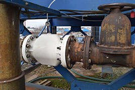 Hadicové ventily společnosti AKO zajišťují přepravu kyselé vody ve výrobě ocele