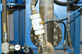 Hadicové ventily AKO regulují vedení dvousložkové epoxidové pryskyřice při výrobě detektorů pro oblast farmacie